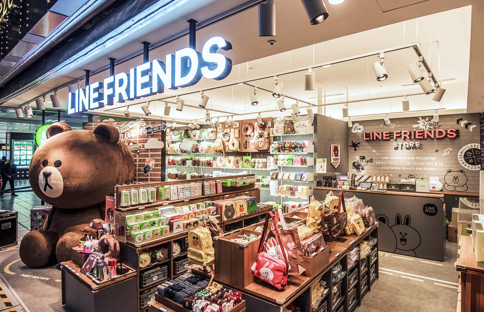 Friend store. Line friends магазин. Bt21 магазин. Line friends Japan. Line friends New York.